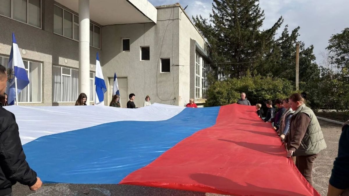 В Павловке развернули флаг России в преддверии Дня воссоединения