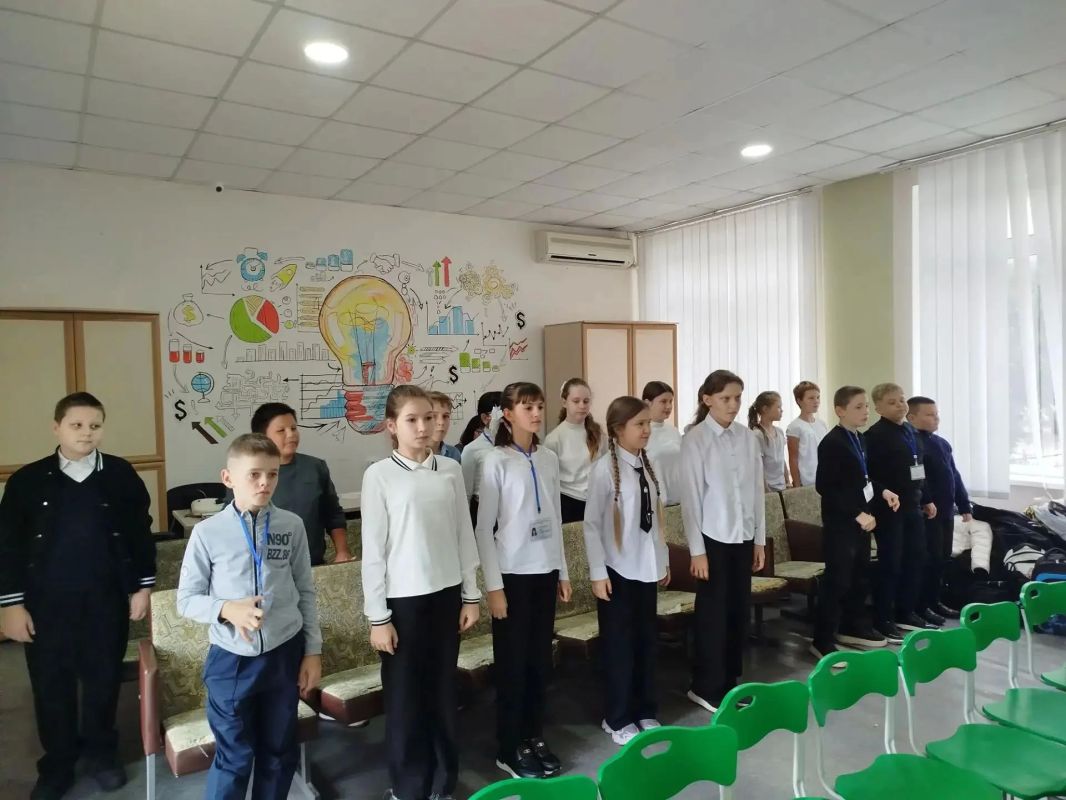 Праздничное мероприятие, посвящённое Дню воссоединения с Россией, в Скадовской школе Праздничное мероприятие, посвящённое Дню воссоединения с Россией, в Скадовской школе