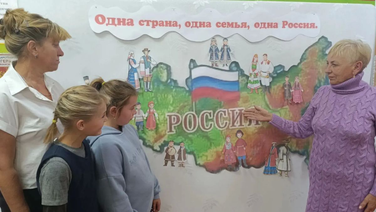 В Богдановском сельском клубе прошёл час истории «Одна страна, одна семья, одна Россия» В Богдановском сельском клубе прошёл час истории «Одна страна, одна семья, одна Россия»