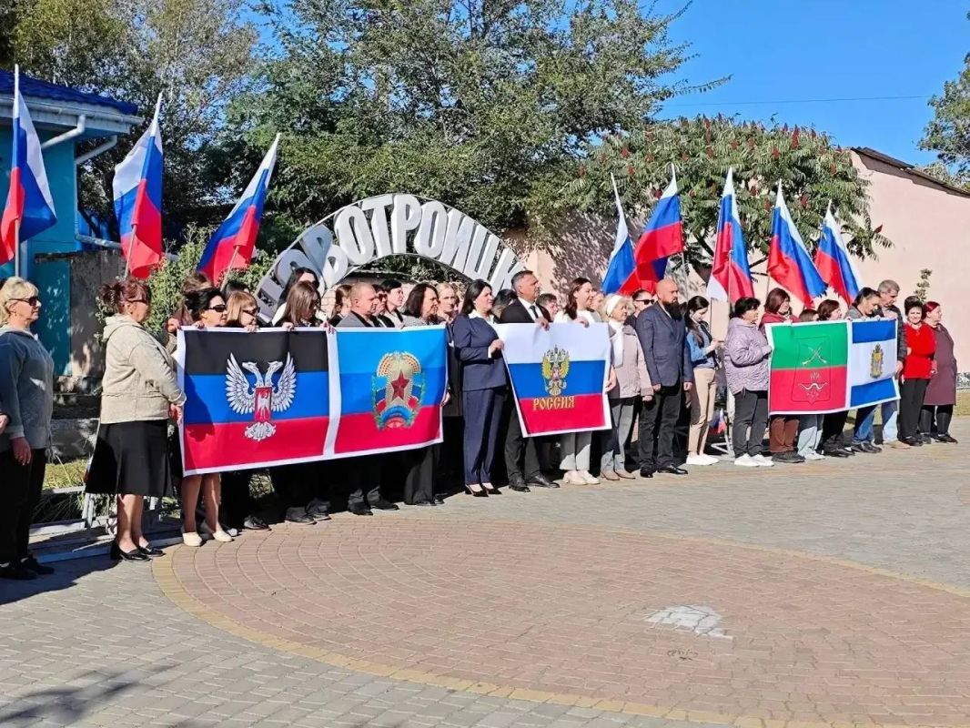 День воссоединения Донбасса и Новороссии с Россией отмечают в округах Херсонской области День воссоединения Донбасса и Новороссии с Россией отмечают в округах Херсонской области