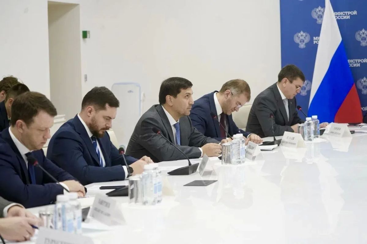 Глава Минстроя России Ирек Файзуллин провел еженедельное совещание с регионами и главными распорядителями бюджетных средств (ГРБС) Глава Минстроя России Ирек Файзуллин провел еженедельное совещание с регионами и главными распорядителями бюджетных средств (ГРБС)