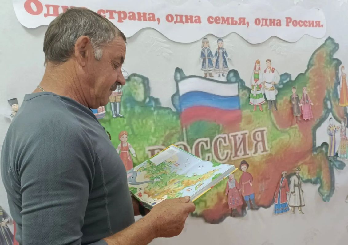 В Богдановском сельском клубе прошёл час истории «Одна страна, одна семья, одна Россия» В Богдановском сельском клубе прошёл час истории «Одна страна, одна семья, одна Россия»