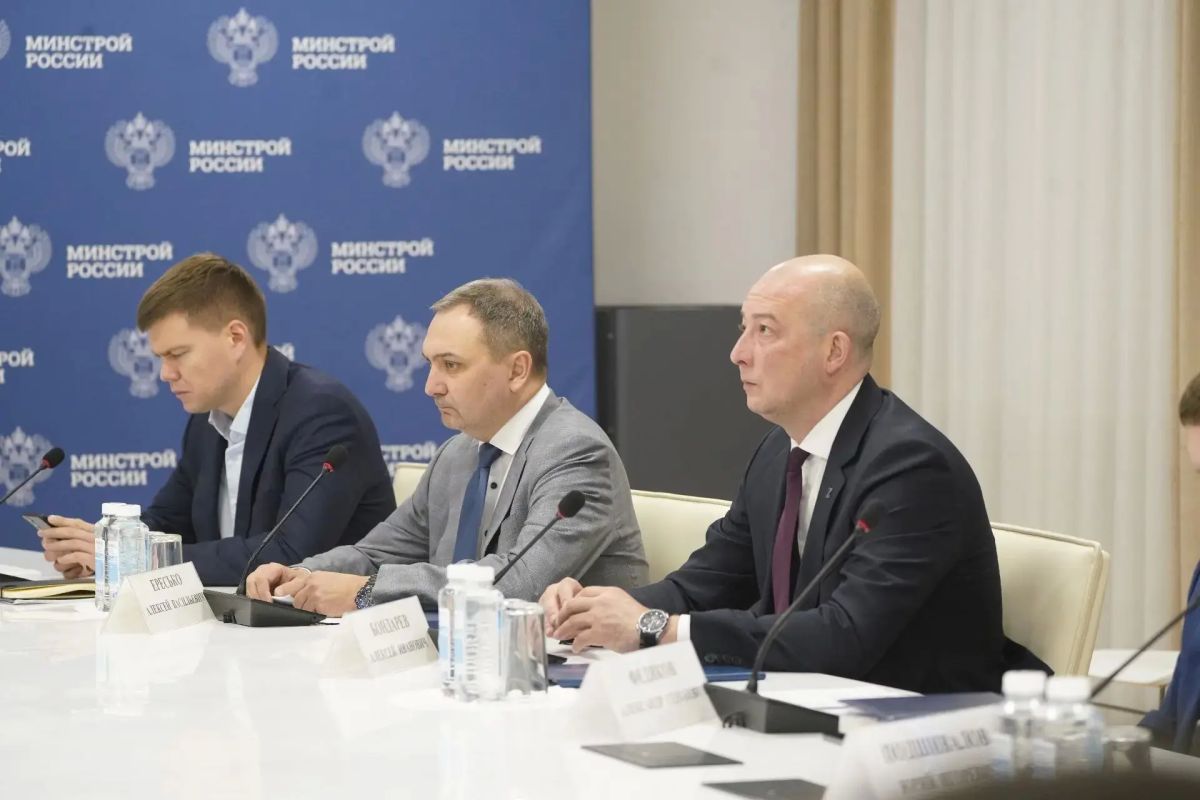 Глава Минстроя России Ирек Файзуллин провел еженедельное совещание с регионами и главными распорядителями бюджетных средств (ГРБС) Глава Минстроя России Ирек Файзуллин провел еженедельное совещание с регионами и главными распорядителями бюджетных средств (ГРБС)