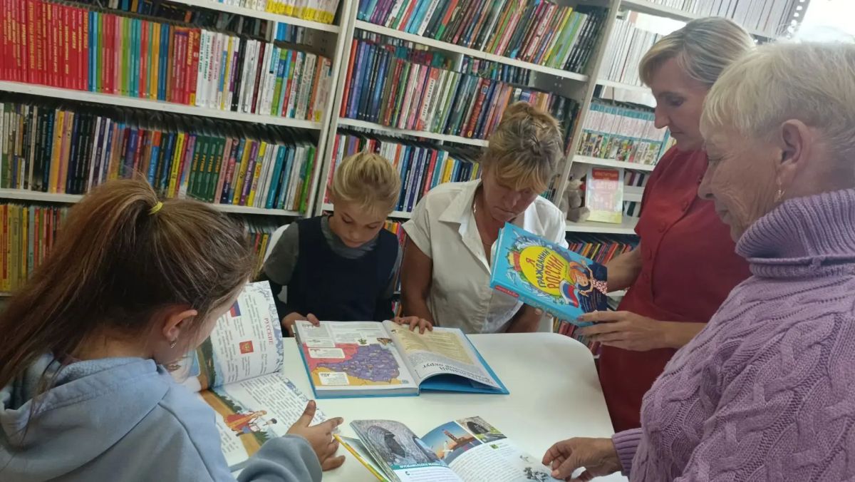 В Богдановском сельском клубе прошёл час истории «Одна страна, одна семья, одна Россия» В Богдановском сельском клубе прошёл час истории «Одна страна, одна семья, одна Россия»