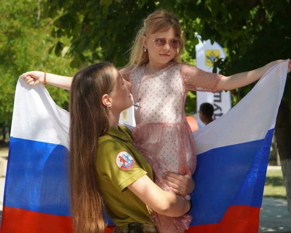 Владислав Ярченко: Дорогие друзья!. От всей души поздравляю вас с Днём воссоединения Донецкой и Луганской Народных Республик, Запорожской и Херсонской областей с Российской Федерацией! Для молодёжи Херсонщины это не просто... Владислав Ярченко: Дорогие друзья!. От всей души поздравляю вас с Днём воссоединения Донецкой и Луганской Народных Республик, Запорожской и Херсонской областей с Российской Федерацией! Для молодёжи Херсонщины это не просто...