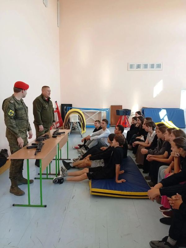 В Азовской школе прошло занятие по начальной военной подготовке