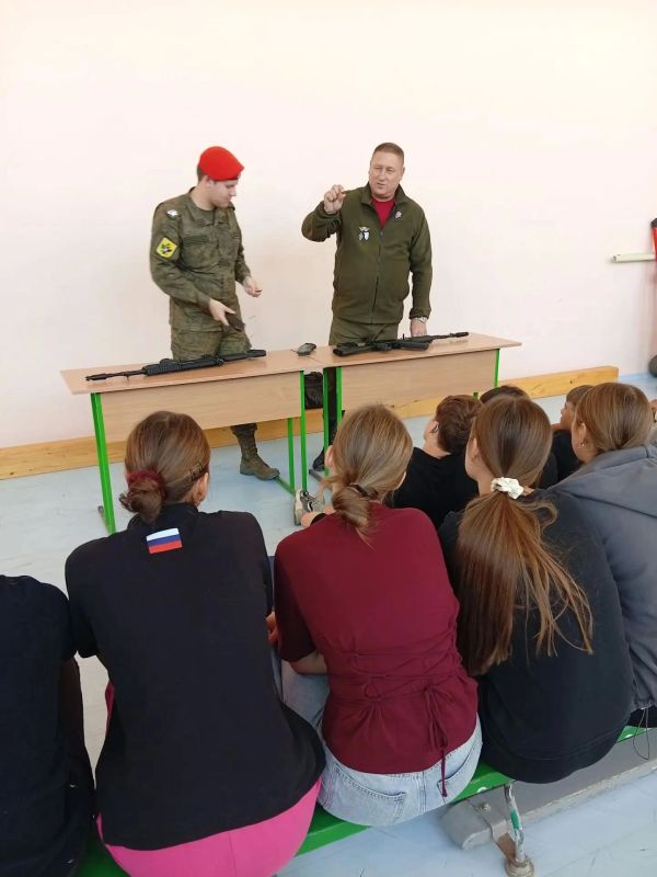 В Азовской школе прошло занятие по начальной военной подготовке В Азовской школе прошло занятие по начальной военной подготовке