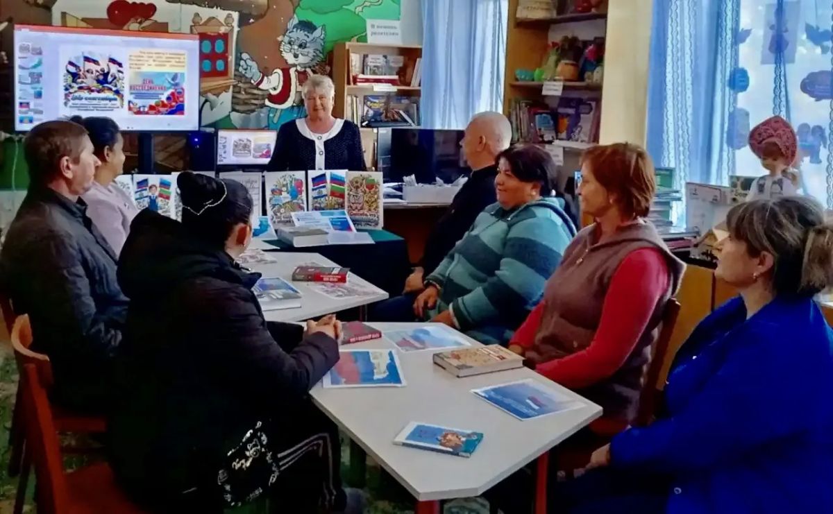 В Александровской библиотеке состоялись тематические мероприятия ко Дню воссоединения Донбасса и Новороссии с Россией — дате, которая стала символом национального единства и исторической правды