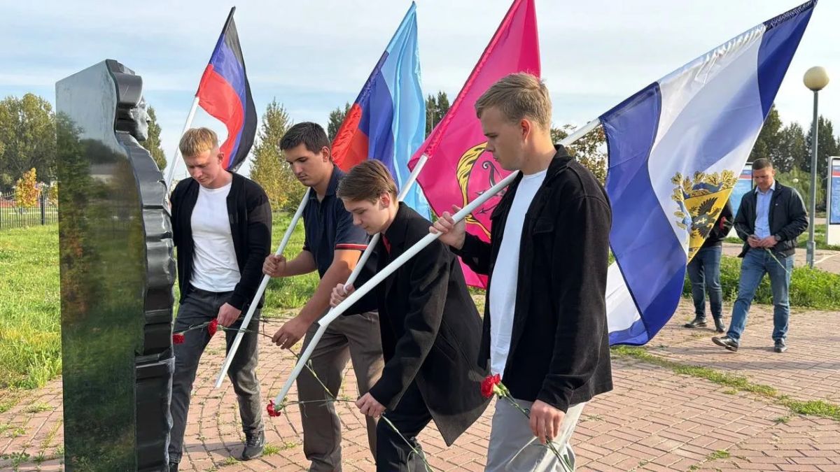 В День воссоединения исторических регионов с Россией вместе с заместителем Председателя Херсонской областной Думы Рамилем Замалетдиновым передал поздравительный адрес губернатору Херсонской области Владимиру Сальдо в... В День воссоединения исторических регионов с Россией вместе с заместителем Председателя Херсонской областной Думы Рамилем Замалетдиновым передал поздравительный адрес губернатору Херсонской области Владимиру Сальдо в...