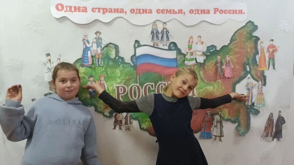 В Богдановском сельском клубе прошёл час истории «Одна страна, одна семья, одна Россия» В Богдановском сельском клубе прошёл час истории «Одна страна, одна семья, одна Россия»