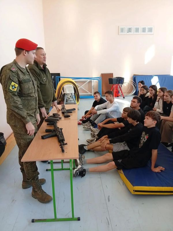 В Азовской школе прошло занятие по начальной военной подготовке В Азовской школе прошло занятие по начальной военной подготовке