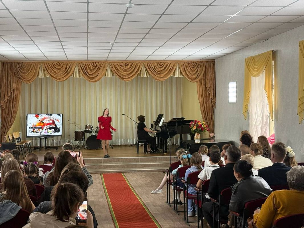 С праздником педагогов, родителей и воспитанников Новотроицкой музыкальной школы поздравила её директор, депутат Совета депутатов, член партии Единая Россия Валентина Шокарева С праздником педагогов, родителей и воспитанников Новотроицкой музыкальной школы поздравила её директор, депутат Совета депутатов, член партии Единая Россия Валентина Шокарева