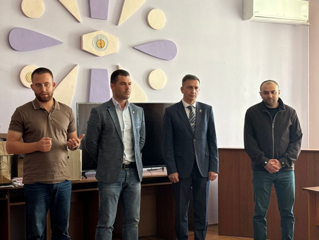 После памятных мероприятий заехали в Новокаховскую детскую школу искусств и Центральную городскую библиотеку После памятных мероприятий заехали в Новокаховскую детскую школу искусств и Центральную городскую библиотеку