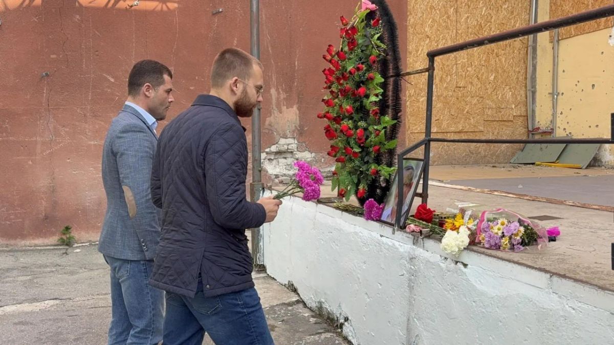 В Новокаховском округе почтили память Владимира Леонтьева В Новокаховском округе почтили память Владимира Леонтьева