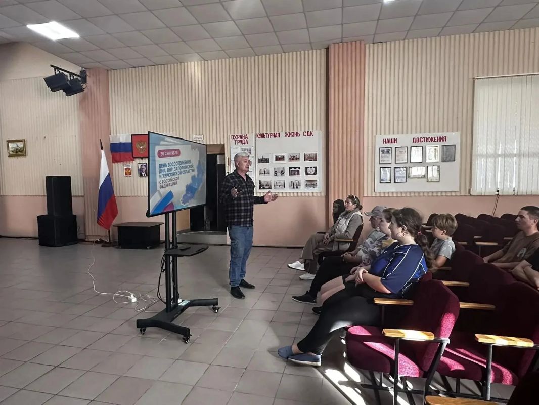«Мы едины!»: в Счастливцево прошёл познавательный час ко Дню воссоединения