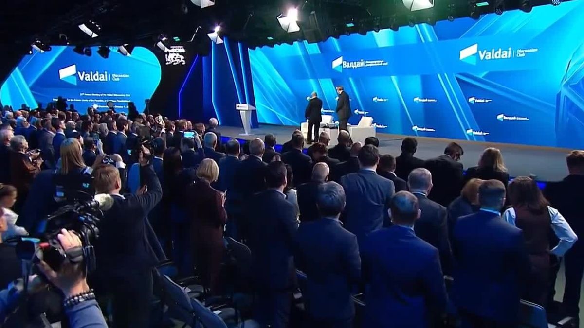 «Мир подошёл к решающему поворотному моменту»: Путин выступает на пленарной сессии «Валдая»