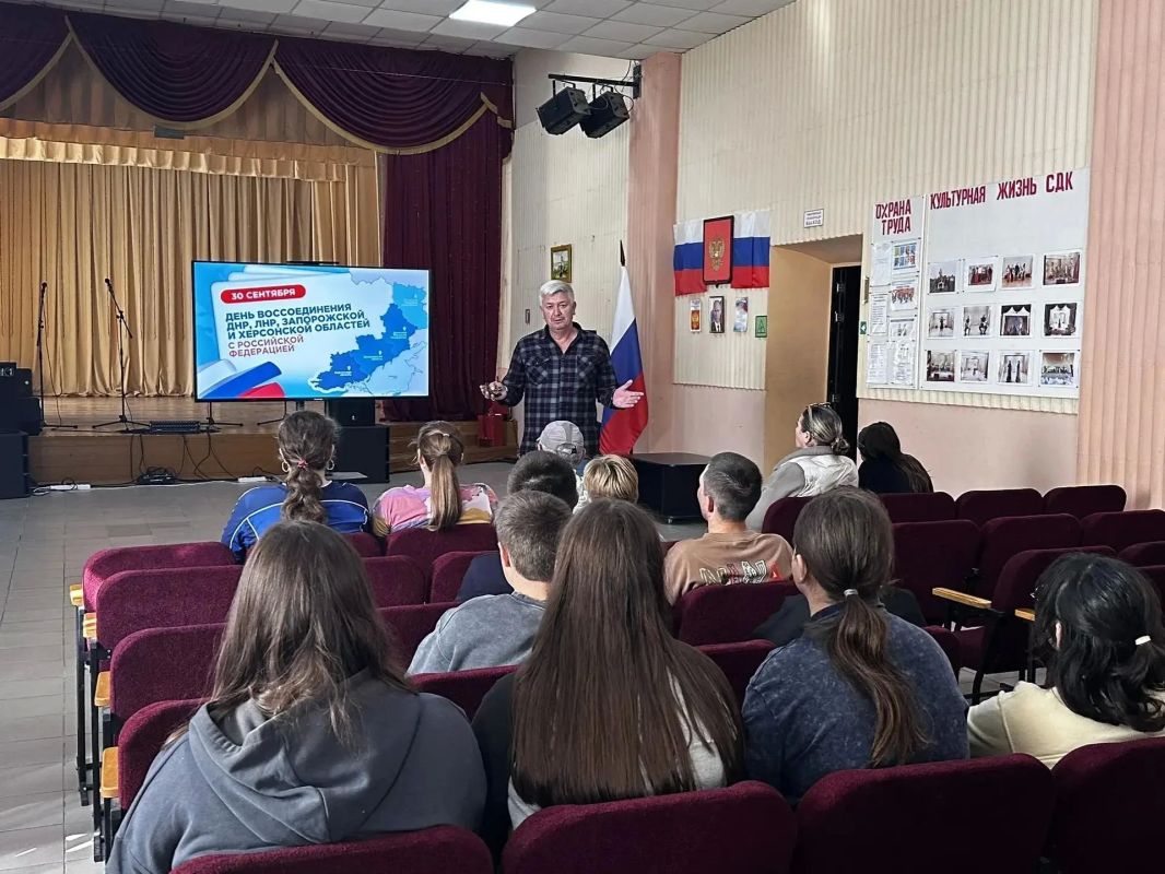 «Мы едины!»: в Счастливцево прошёл познавательный час ко Дню воссоединения «Мы едины!»: в Счастливцево прошёл познавательный час ко Дню воссоединения