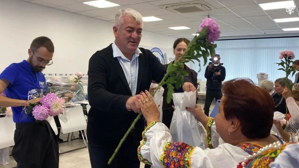 В Геническе для старшего поколения устроили праздник с музыкой и кино В Геническе для старшего поколения устроили праздник с музыкой и кино