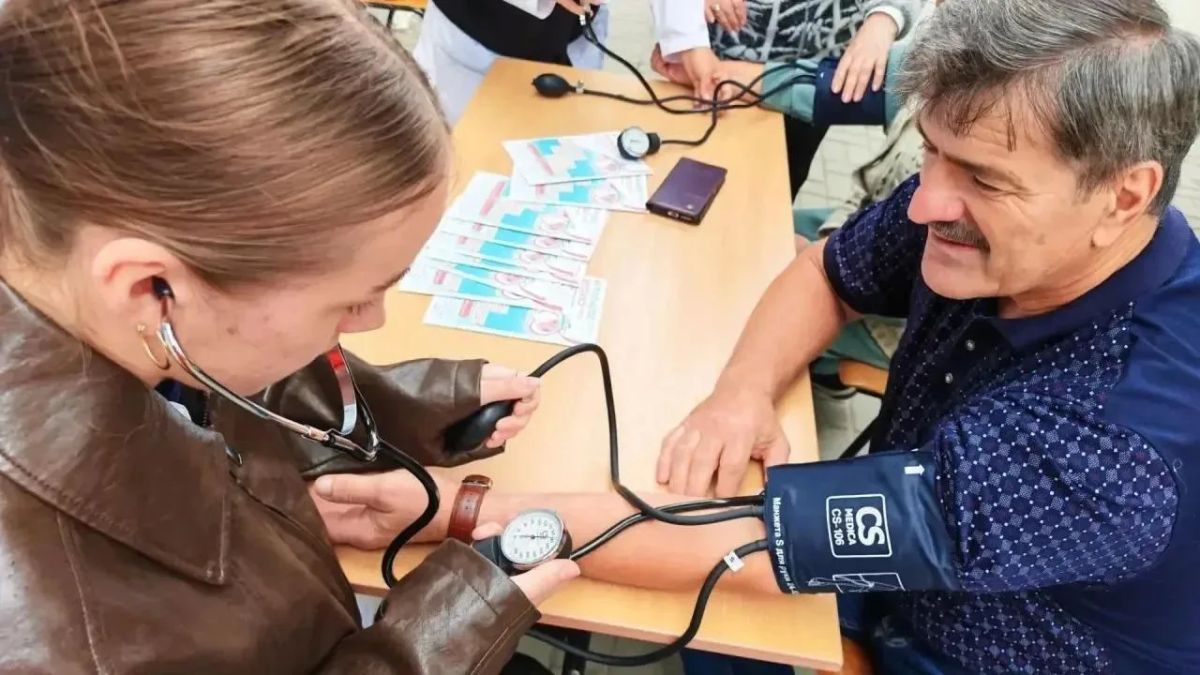 "Береги свое сердце": студенты Генического медколледжа провели для жителей города профилактическую акцию "Береги свое сердце": студенты Генического медколледжа провели для жителей города профилактическую акцию