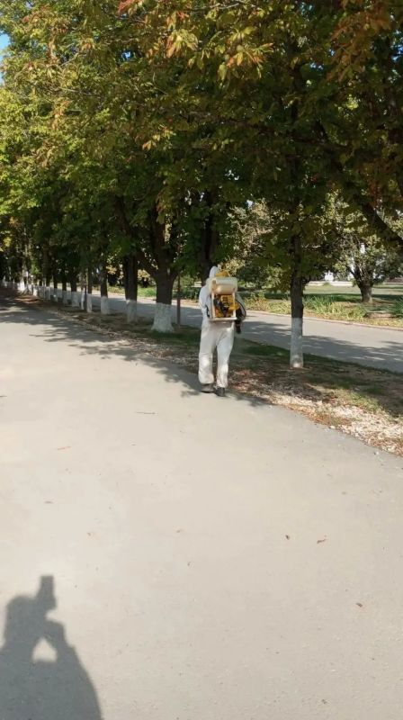 В населённых пунктах Чаплинского муниципального округа продолжаются работы по акарицидной обработке