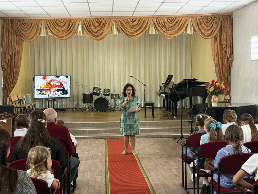 С праздником педагогов, родителей и воспитанников Новотроицкой музыкальной школы поздравила её директор, депутат Совета депутатов, член партии Единая Россия Валентина Шокарева С праздником педагогов, родителей и воспитанников Новотроицкой музыкальной школы поздравила её директор, депутат Совета депутатов, член партии Единая Россия Валентина Шокарева