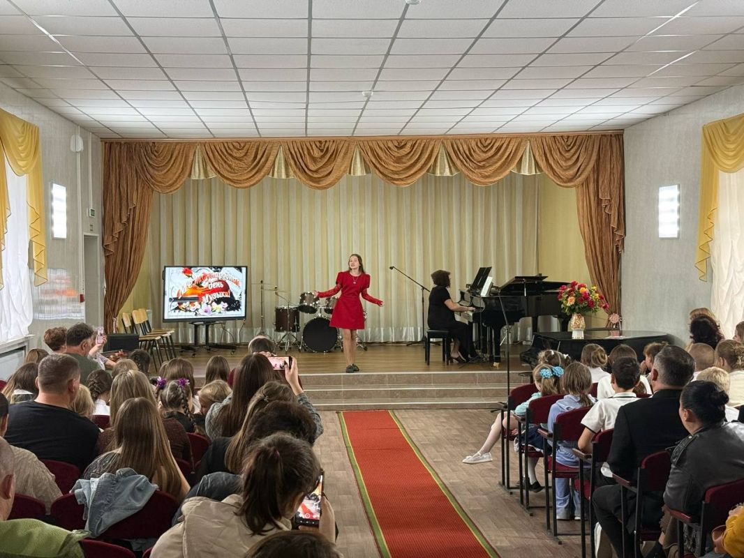 Сегодня, 1 октября, в Международный день музыки секретарь местного отделения Единой России, глава администрации Евгения Кузьменко посетила праздничный концерт в музыкальной школе и выступила с поздравительным словом Сегодня, 1 октября, в Международный день музыки секретарь местного отделения Единой России, глава администрации Евгения Кузьменко посетила праздничный концерт в музыкальной школе и выступила с поздравительным словом