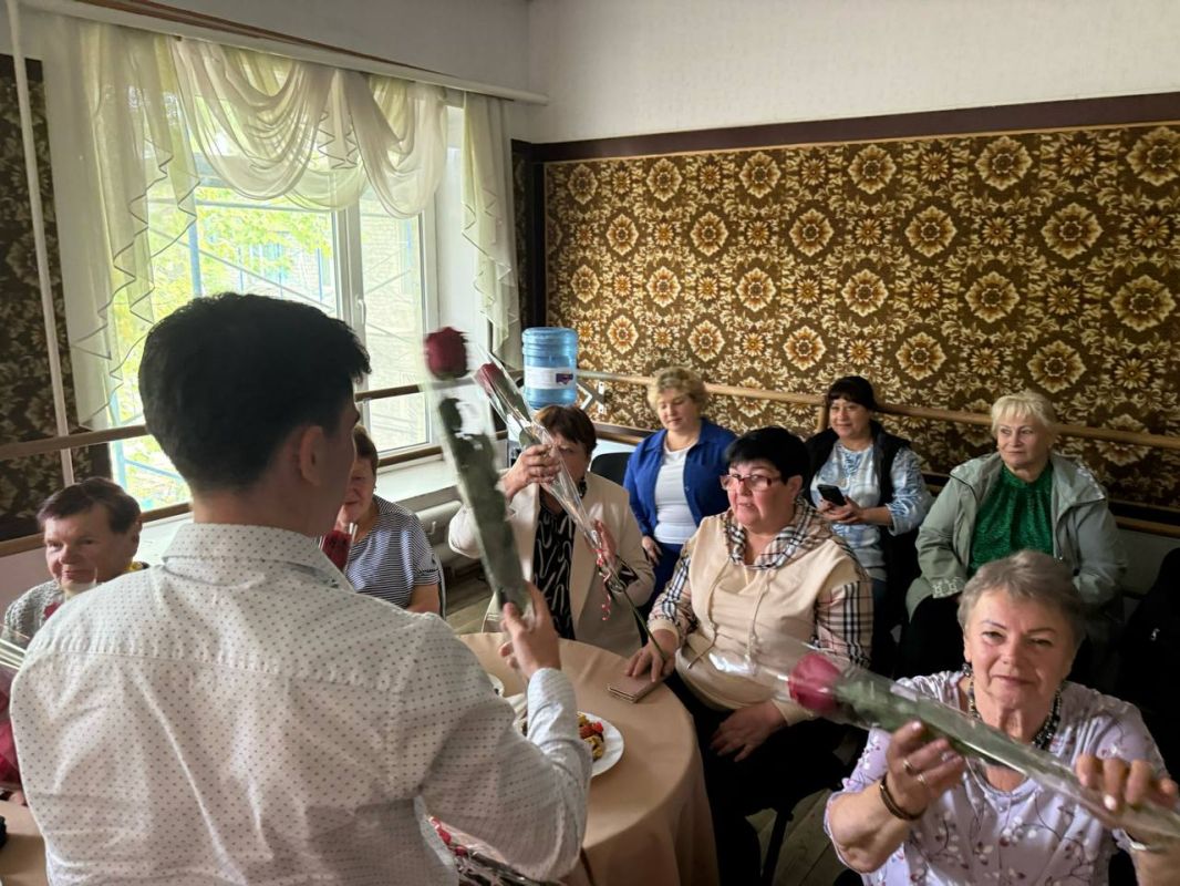 К присутствующим с поздравительным словом обратилась секретарь Новотроицкого местного отделения Единой России, глава администрации Евгения Кузьменко К присутствующим с поздравительным словом обратилась секретарь Новотроицкого местного отделения Единой России, глава администрации Евгения Кузьменко