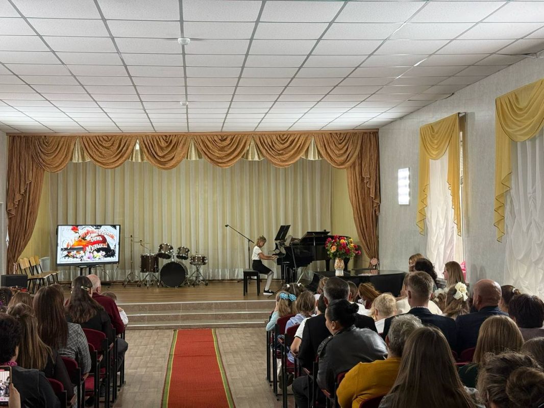 С праздником педагогов, родителей и воспитанников Новотроицкой музыкальной школы поздравила её директор, депутат Совета депутатов, член партии Единая Россия Валентина Шокарева С праздником педагогов, родителей и воспитанников Новотроицкой музыкальной школы поздравила её директор, депутат Совета депутатов, член партии Единая Россия Валентина Шокарева