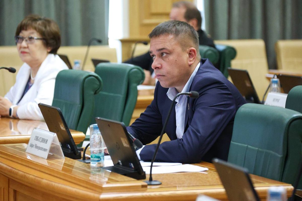 Херсонский областной комитет КПРФ поздравляет Айрата Гибатдинова с избранием на новый срок в качестве сенатора Российской Федерации!
