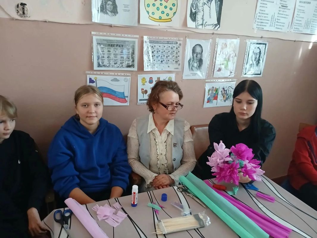 В Ульяновской библиотеке прошёл литературно-креативный вечер «Подари мне аленький цветочек…» В Ульяновской библиотеке прошёл литературно-креативный вечер «Подари мне аленький цветочек…»