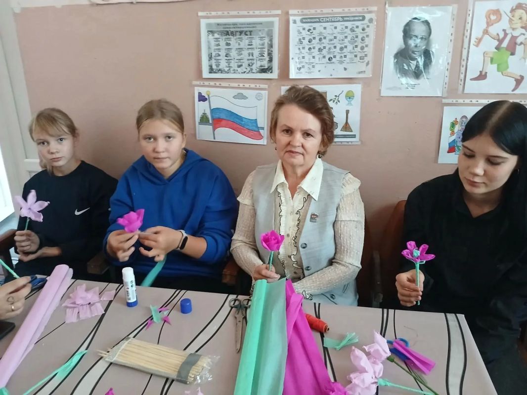 В Ульяновской библиотеке прошёл литературно-креативный вечер «Подари мне аленький цветочек…» В Ульяновской библиотеке прошёл литературно-креативный вечер «Подари мне аленький цветочек…»