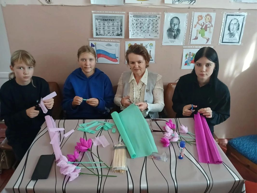 В Ульяновской библиотеке прошёл литературно-креативный вечер «Подари мне аленький цветочек…»