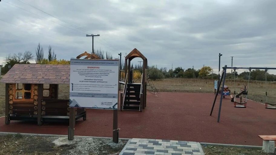 В селах Азовское и Придорожное Генического округа завершают строительство детских площадок