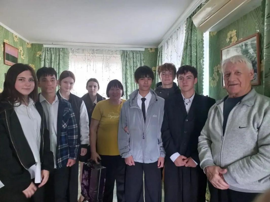 Александр Дудка: 1 октября — День пожилых людей: учащиеся Приморской школы навестили старшее поколение