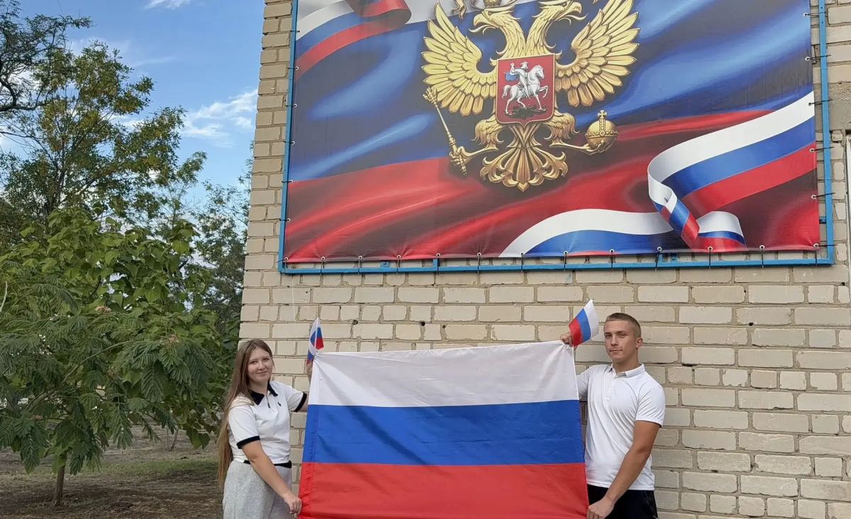 Ко Дню воссоединения новых регионов с Россией ребята — члены Детского общественного совета при Уполномоченном по правам ребёнка в Херсонской области — подготовили видеоролик «Мы дома, мы вместе» Ко Дню воссоединения новых регионов с Россией ребята — члены Детского общественного совета при Уполномоченном по правам ребёнка в Херсонской области — подготовили видеоролик «Мы дома, мы вместе»