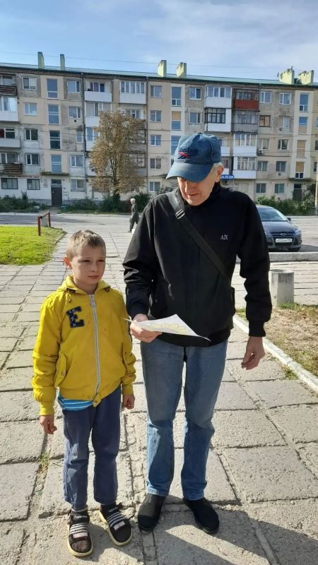 Юные читатели детской библиотеки города Каховка приняли участие в акции-поздравлении «Добрых рук мастерство» Юные читатели детской библиотеки города Каховка приняли участие в акции-поздравлении «Добрых рук мастерство»