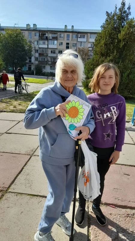 Юные читатели детской библиотеки города Каховка приняли участие в акции-поздравлении «Добрых рук мастерство» Юные читатели детской библиотеки города Каховка приняли участие в акции-поздравлении «Добрых рук мастерство»