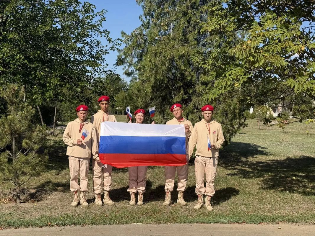 Ко Дню воссоединения новых регионов с Россией ребята — члены Детского общественного совета при Уполномоченном по правам ребёнка в Херсонской области — подготовили видеоролик «Мы дома, мы вместе» Ко Дню воссоединения новых регионов с Россией ребята — члены Детского общественного совета при Уполномоченном по правам ребёнка в Херсонской области — подготовили видеоролик «Мы дома, мы вместе»