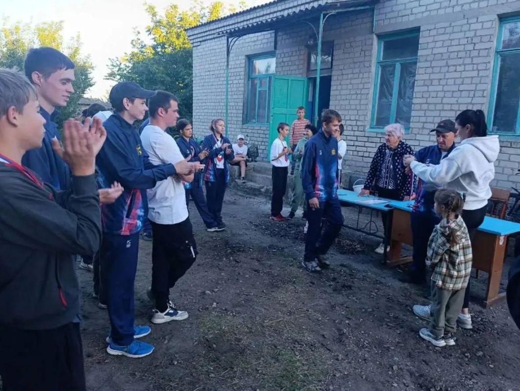 В Красном провели турнир по жонглированию гири, приуроченный ко Дню села В Красном провели турнир по жонглированию гири, приуроченный ко Дню села