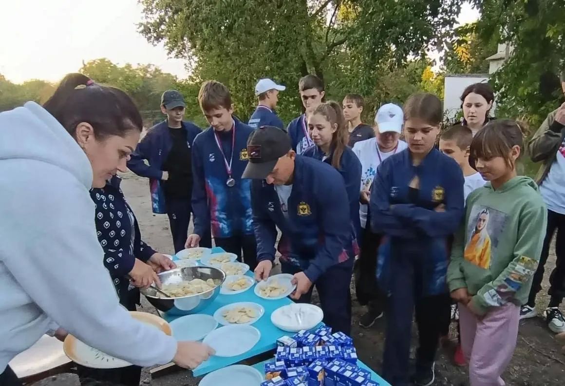 В Красном провели турнир по жонглированию гири, приуроченный ко Дню села В Красном провели турнир по жонглированию гири, приуроченный ко Дню села