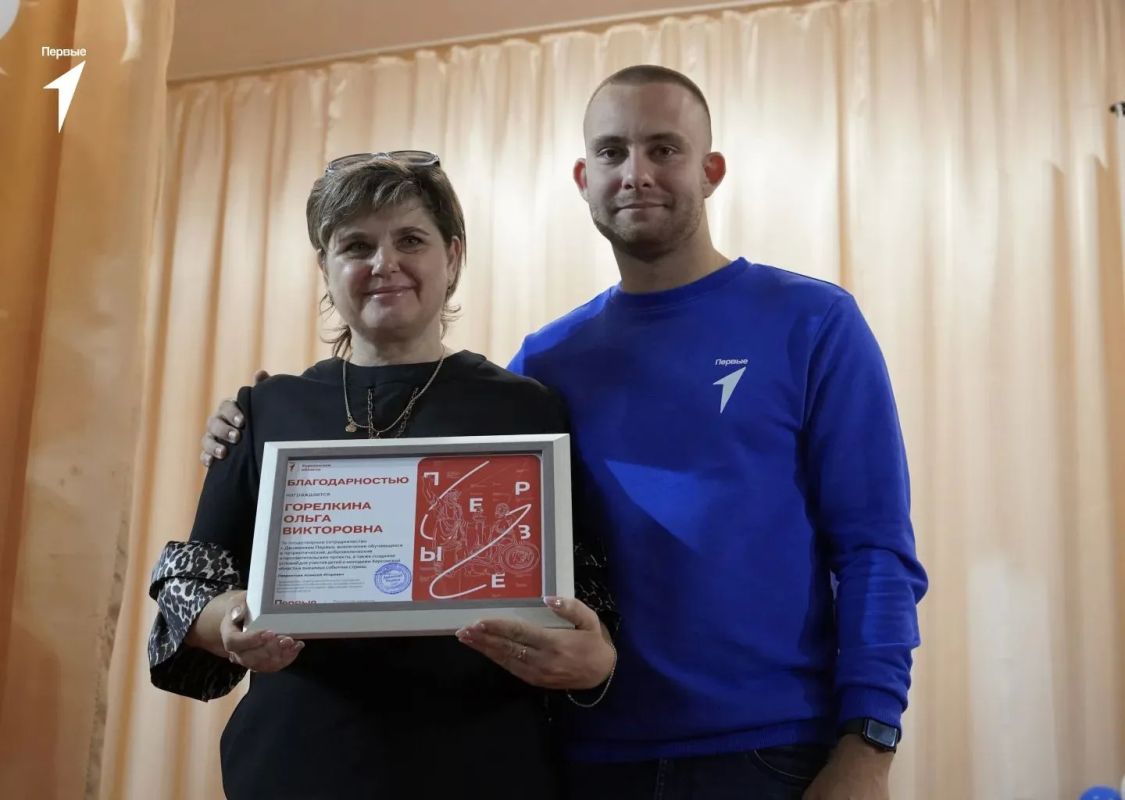 В День учителя педагогам Новотроицкой школы № 2 вручили благодарности от Движения Первых В День учителя педагогам Новотроицкой школы № 2 вручили благодарности от Движения Первых