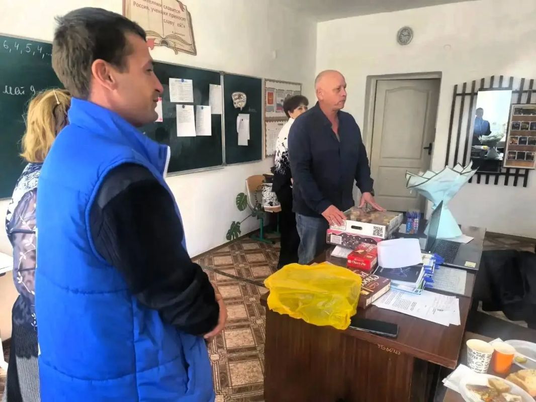 В Горностаевском муниципальном округе активисты партии «Единая Россия» поздравили педагогов с профессиональным праздником — Днём учителя