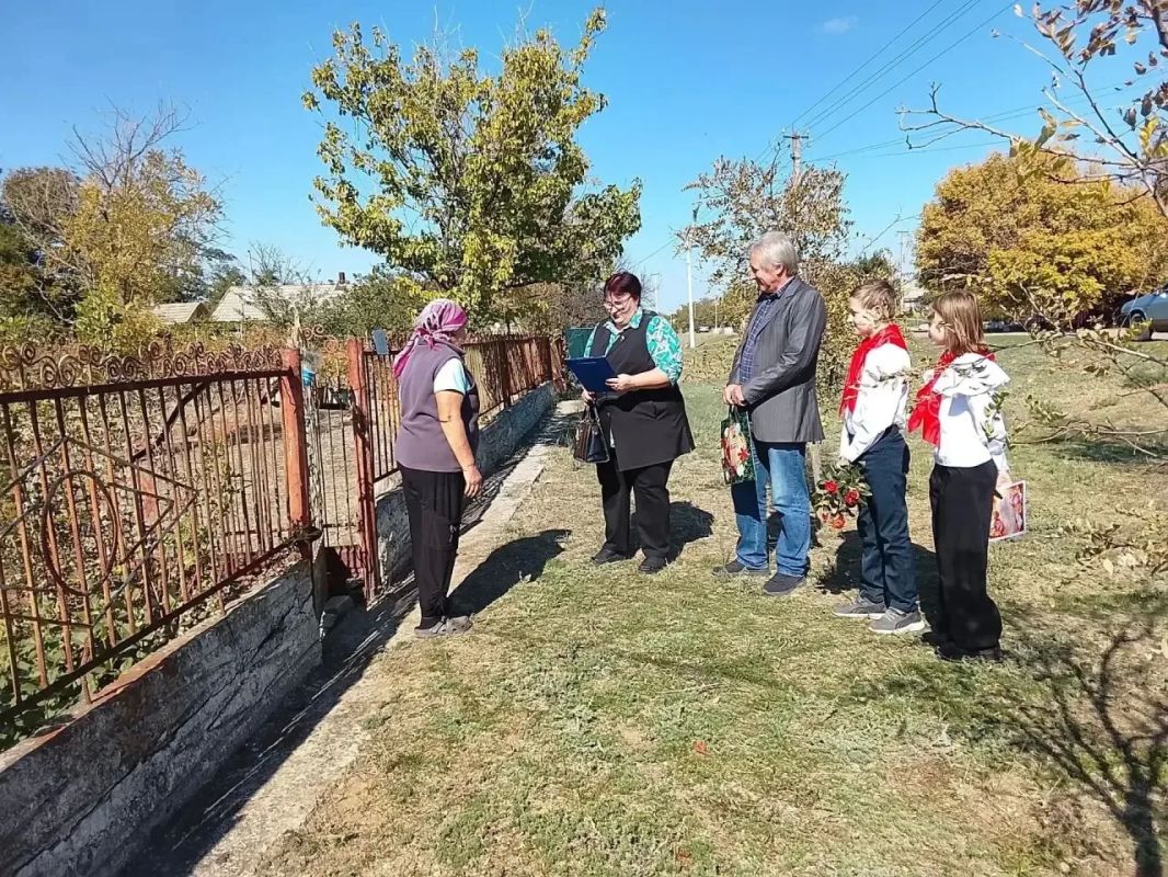 Сотрудники культуры поздравили заслуженных педагогов с профессиональным праздником Сотрудники культуры поздравили заслуженных педагогов с профессиональным праздником