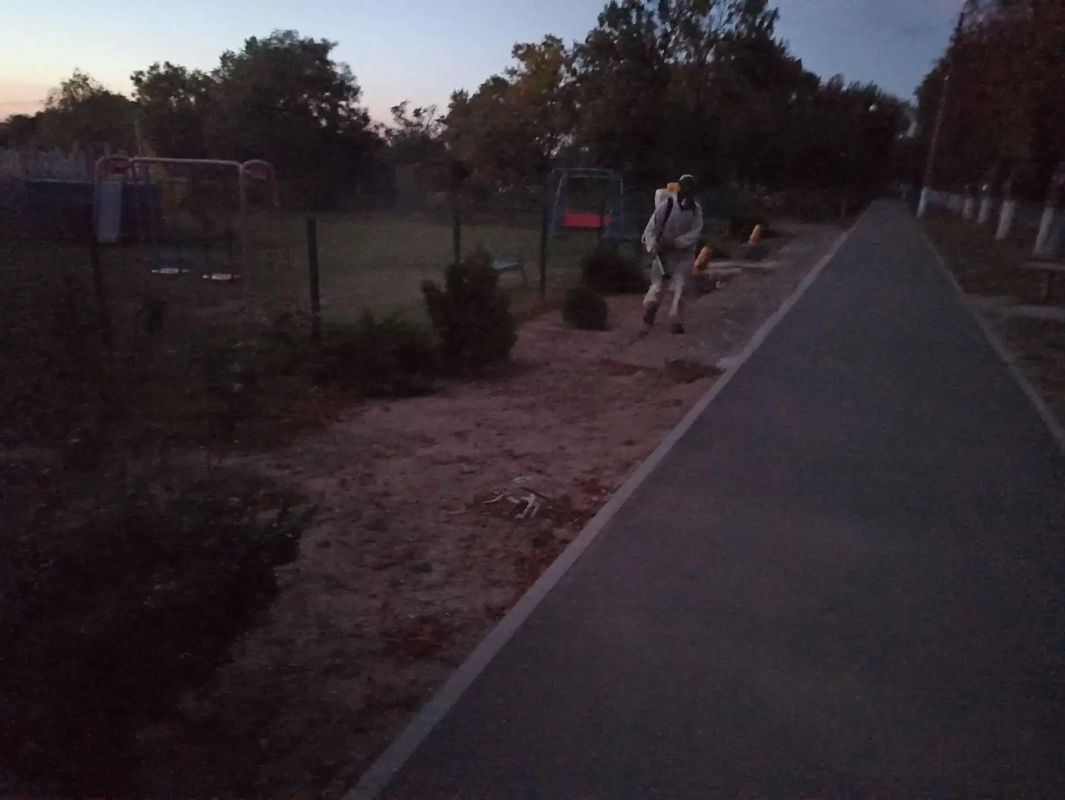В населённых пунктах Чаплинского муниципального округа продолжаются работы по акарицидной обработке
