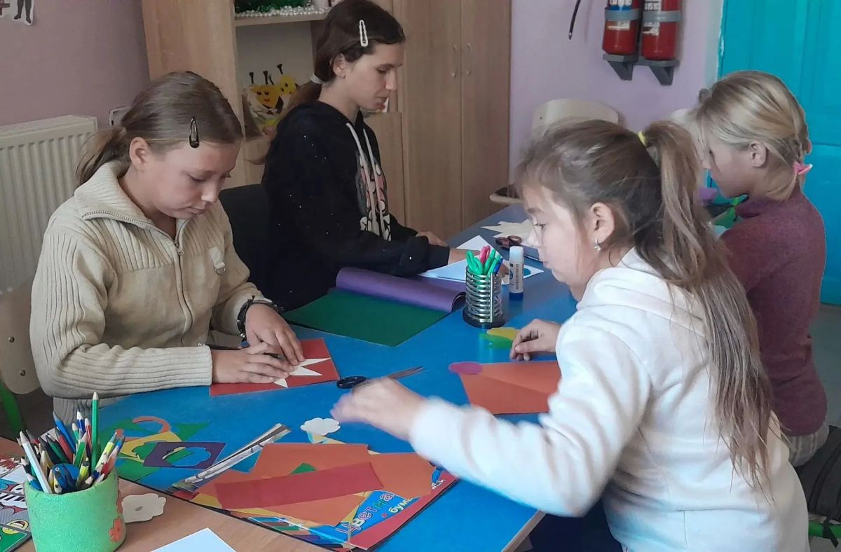 В детской мастерской Богдановского сельского клуба прошёл творческий мастер-класс «Тепло сердец — букет для вас!» В детской мастерской Богдановского сельского клуба прошёл творческий мастер-класс «Тепло сердец — букет для вас!»