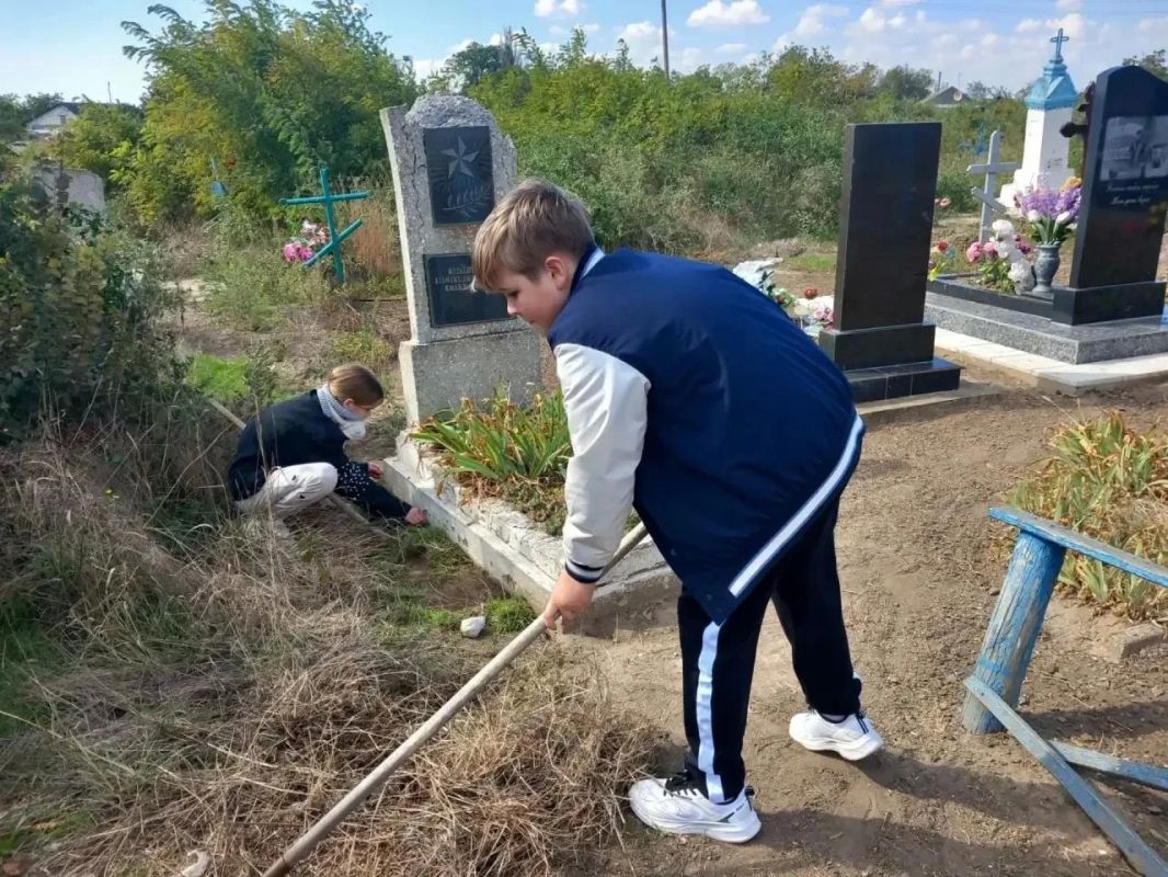 Трудовой десант волонтёрского отряда «Надежда»: юные патриоты почтили память героев Трудовой десант волонтёрского отряда «Надежда»: юные патриоты почтили память героев
