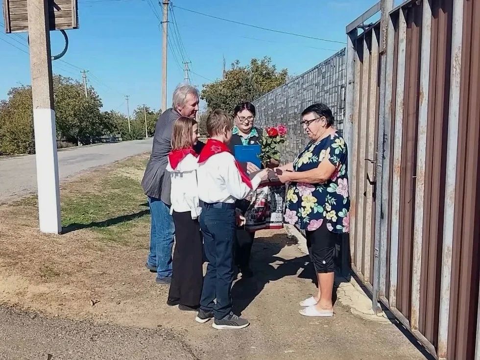 Дань уважения и признательности: сотрудники учреждений культуры поздравили педагогов-ветеранов Дань уважения и признательности: сотрудники учреждений культуры поздравили педагогов-ветеранов
