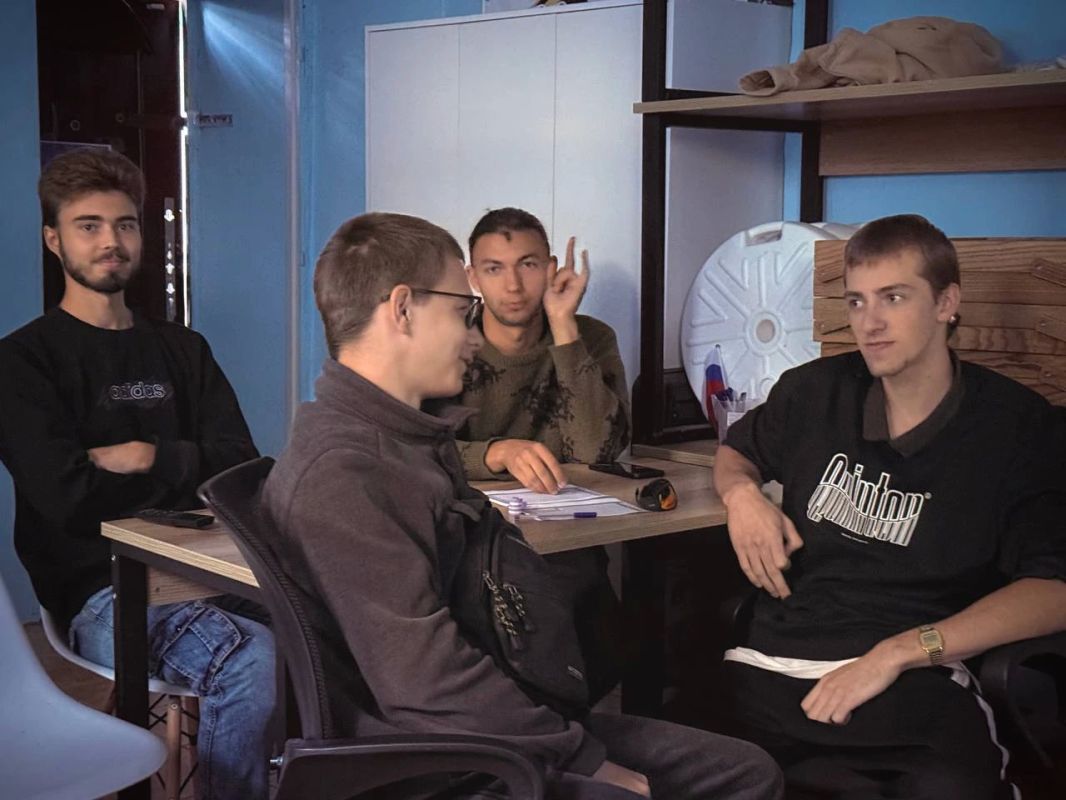 Клуб «Дум»: вечер, который пошёл не по плану — и стал лучше Клуб «Дум»: вечер, который пошёл не по плану — и стал лучше