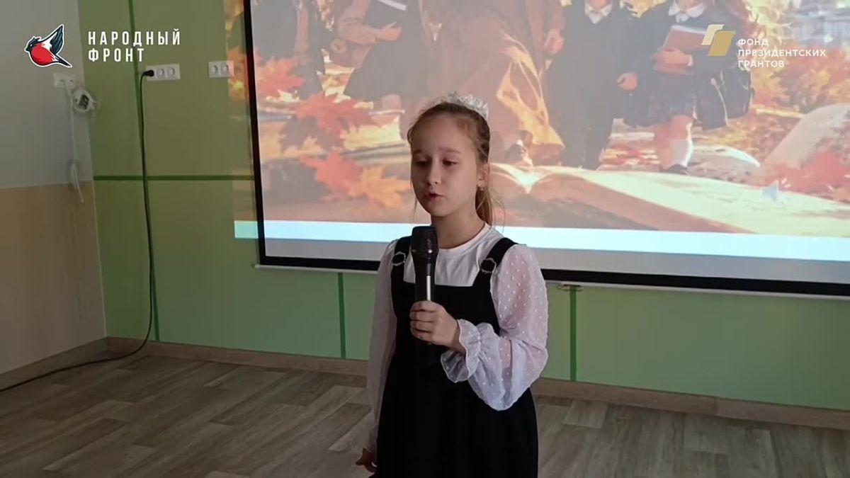 Команда Молодёжки НФ в Геническе поздравила учителей одной из городских школ необычным способом