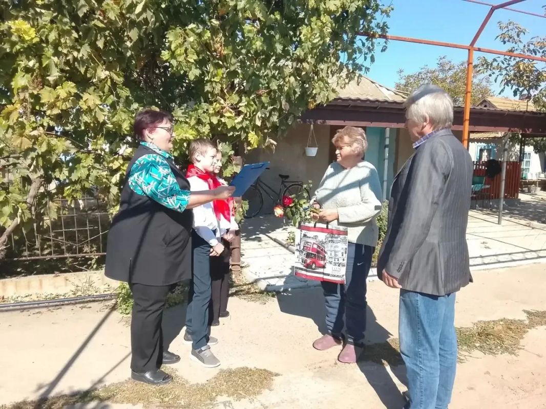 Сотрудники культуры поздравили заслуженных педагогов с профессиональным праздником Сотрудники культуры поздравили заслуженных педагогов с профессиональным праздником